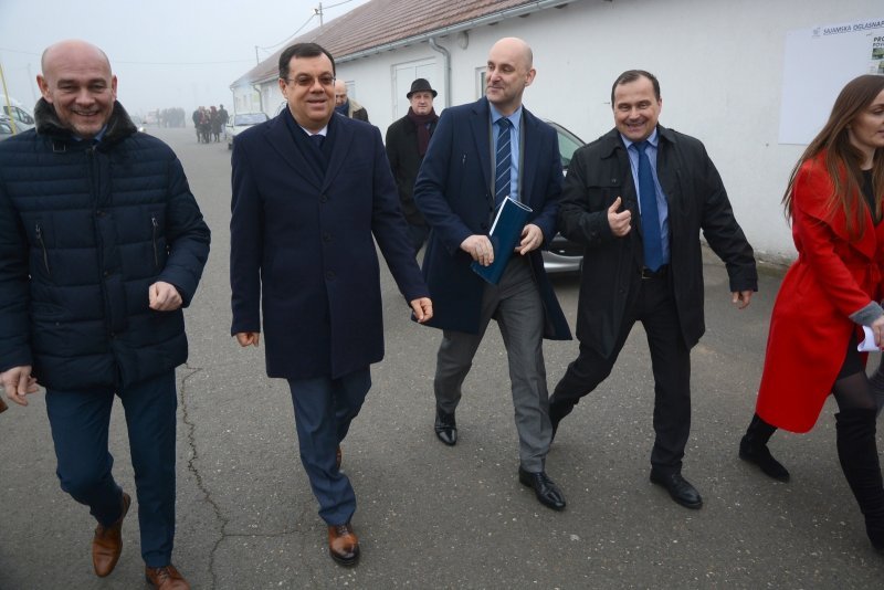 Ministar poljoprivrede Tomislav Tolušić, u pratnji domaćina Davorina Posavca, direktora sajma, te župana Damira Bajsa