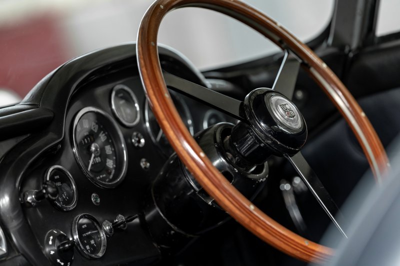 Volan i instrument ploča Aston Martina DB5