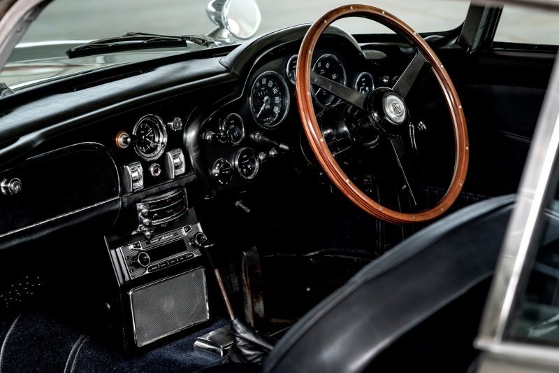 Unutrašnjost kabine Aston Martina DB5