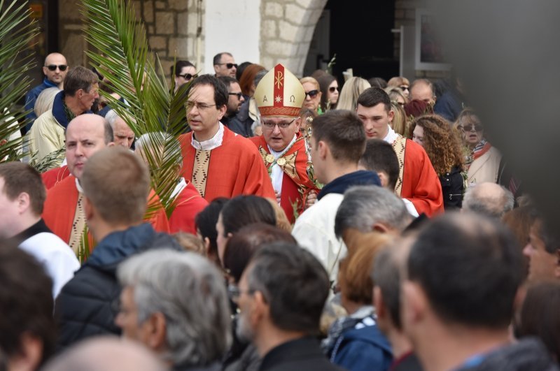 Šibenik: Biskup Tomislav Rogić u procesiji na Cvjetnicu blagoslovio maslinove grančice