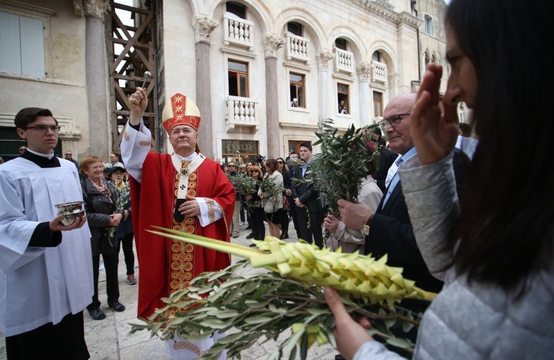 Split: Na Peristilu blagoslovljene grančnice i održana misa na Cvjetnicu