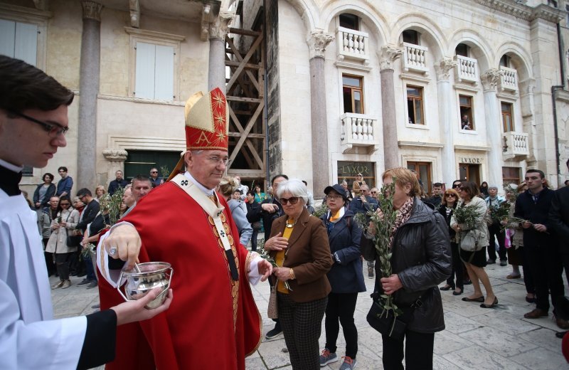 Split: Na Peristilu blagoslovljene grančnice i održana misa na Cvjetnicu