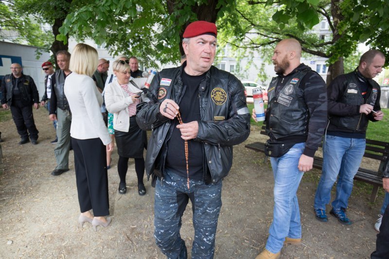 Motociklisti branitelji kod spomenika Crvenom fići u Osijeku