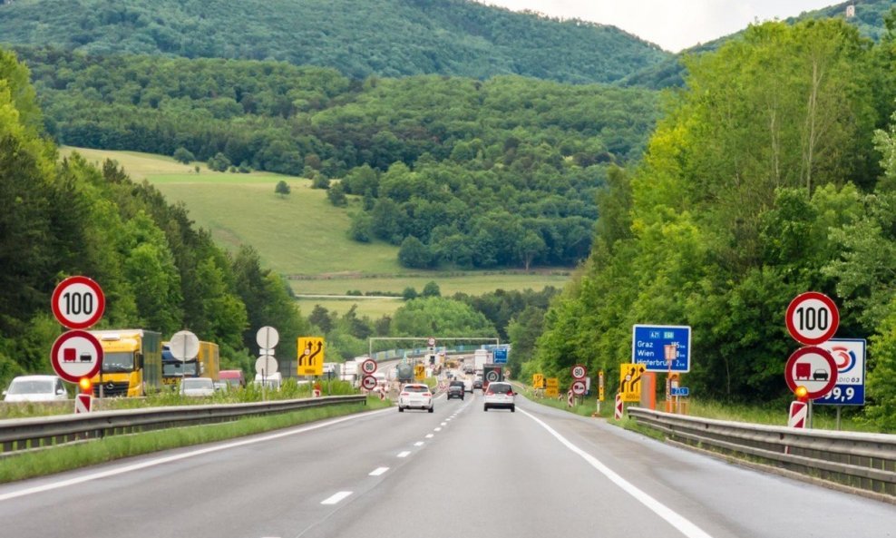 Tportalov komentator na pastoralnoj je austrijskoj autocesti spoznao sličnosti između hrvatskih i austrijskih trgovaca domoljubljem