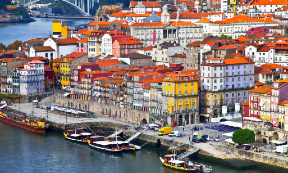 Povijest Porta datira još iz rimskog doba, a danas je to živopisan, i romantičan lučki grad s bogatom poviješću i kulturom. Porto je rodni kraj istoimenog poznatog vina, pa ga svakako ne propustite kušati.
