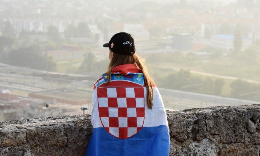 Djevojka ogrnuta s hrvatskom zastavom na kninskoj tvrđavi (2)