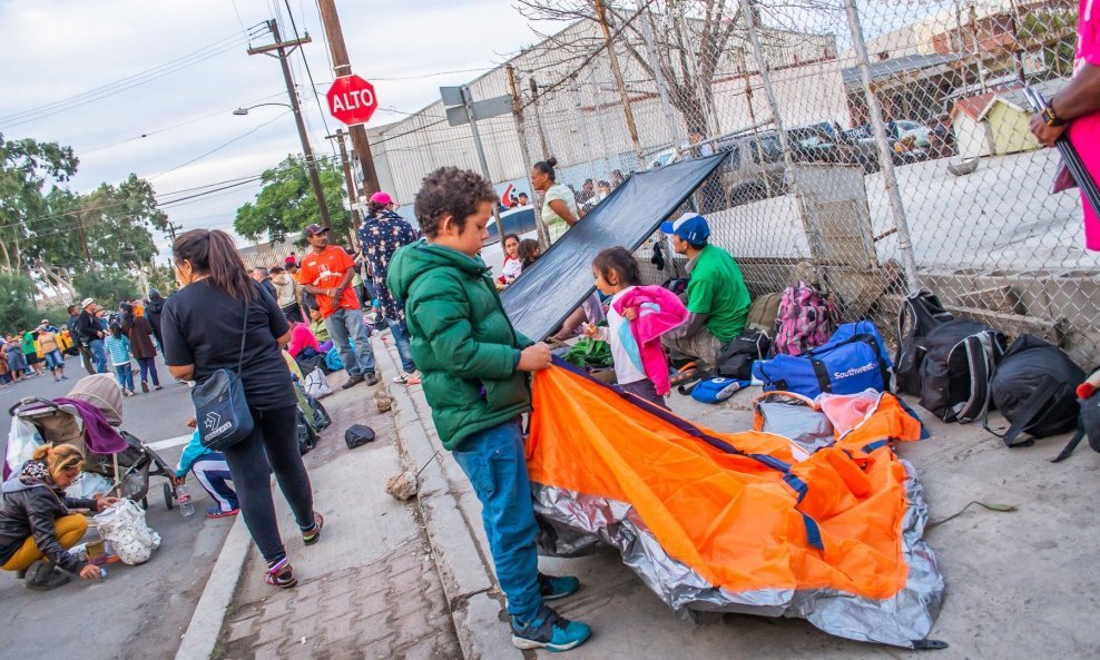 Tražitelji azila iz Srednje Amerike u provizornom skloništu u Tijuani u Meksiku