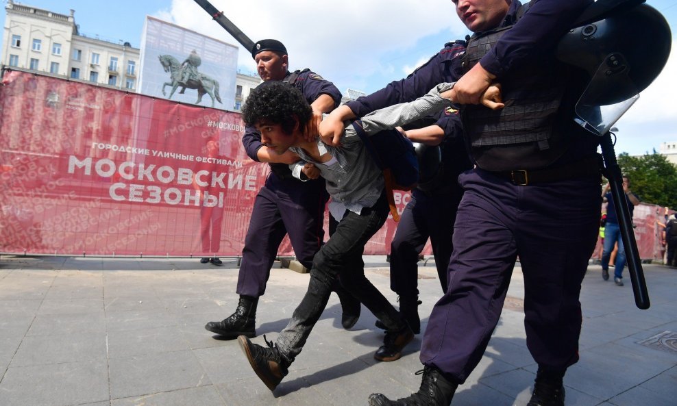 Policija je uhitila oko tisuću prosvjednika