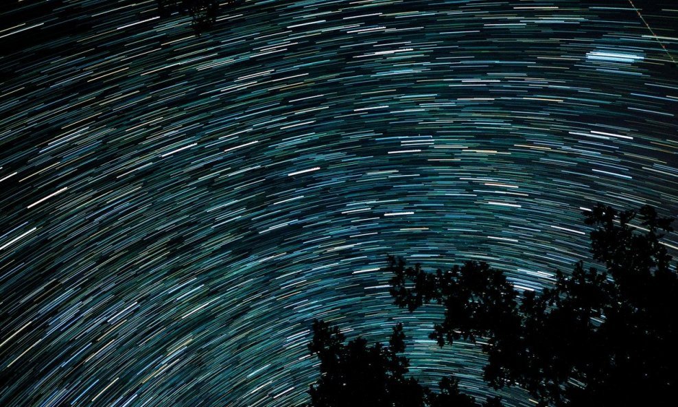 Meteorski roj Perzeida, popularno zvanih Suza svetog Lovre, snimljene kamerom u Krasnodarskom kraju u Rusiji, na sjevernim padinama Velikog Kavkaza