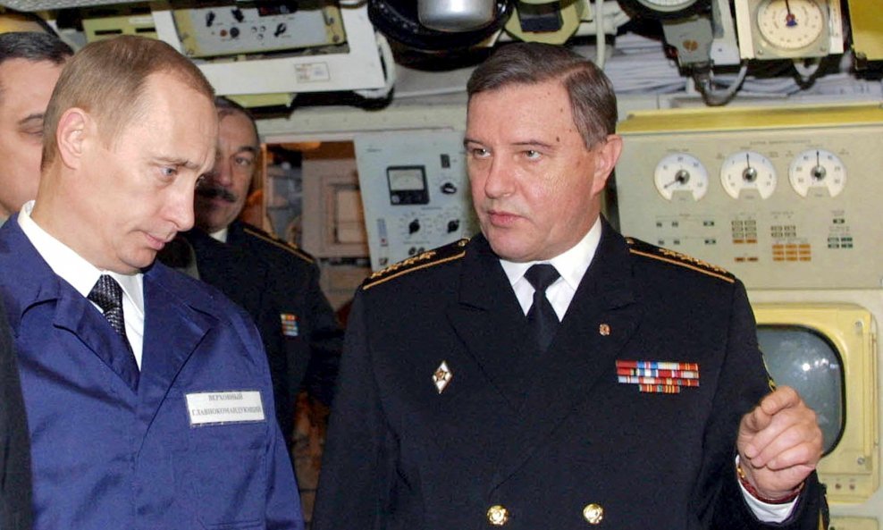 Vladimir Putin i Dmitrij Medvedev 2001. prilikom puštanja u upotrebu nuklearne podmornice u Severodvinsku, gdje se dogodila eksplozija