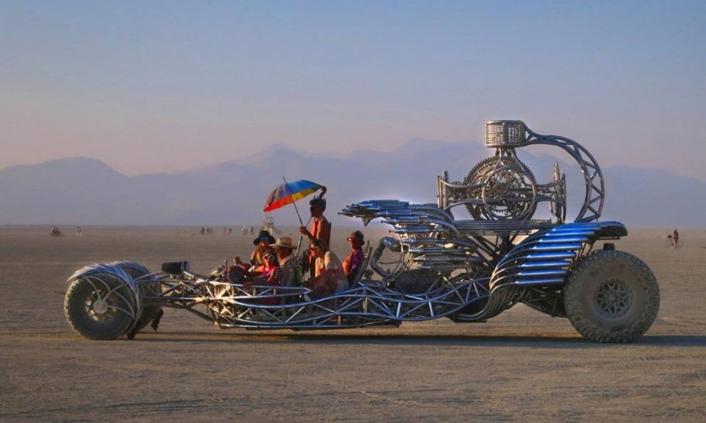 Valyrian Steel je vozilo dugo 8,23 metra i teži tri tone, a pokreće ga Ford Coyoteov motor