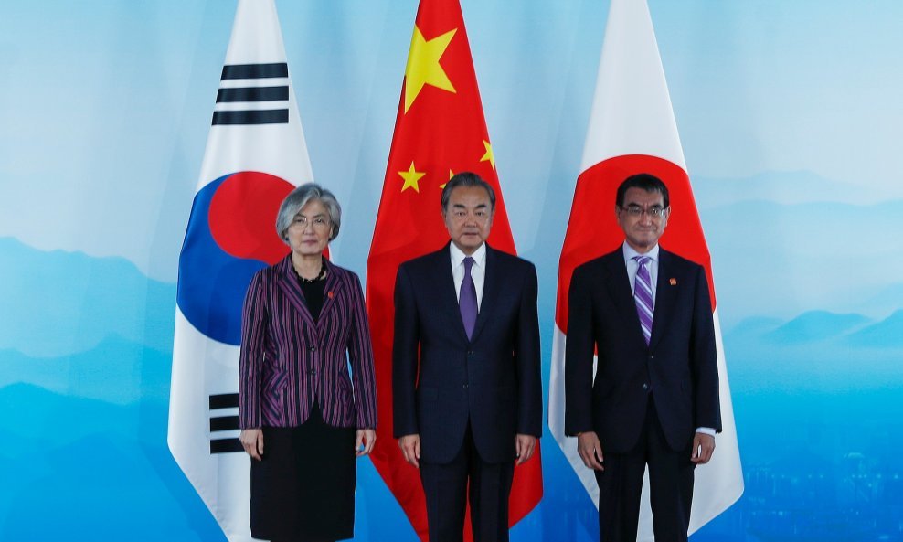 Ministri vanjskih poslova Kine Wang Yi, Japana Taro Kono i Južne Koreje Kang Kyung Wha