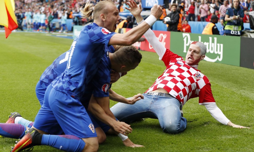 Hrvatska - Turska Luka Modrić i navijač