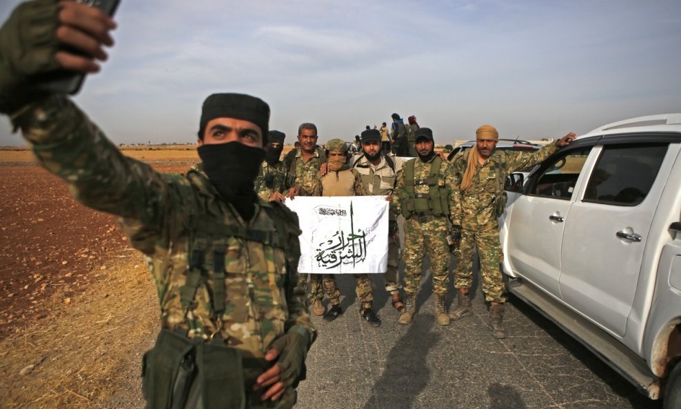 Proturski sirijski militanti u blizini turskog sela Akinci na granici sa Sirijom.