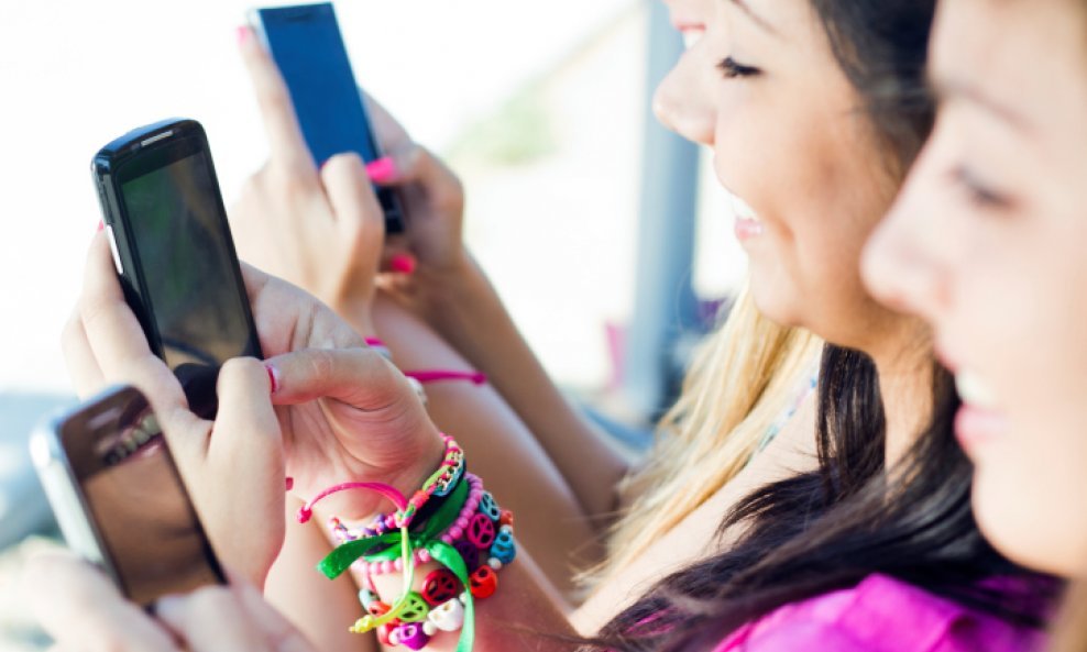 djevojke žene pametni telefon mobitel smartphone