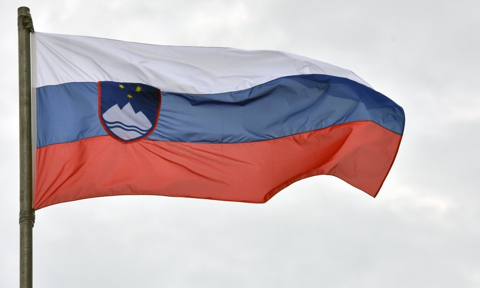 Slovenska zastava - ilustracija