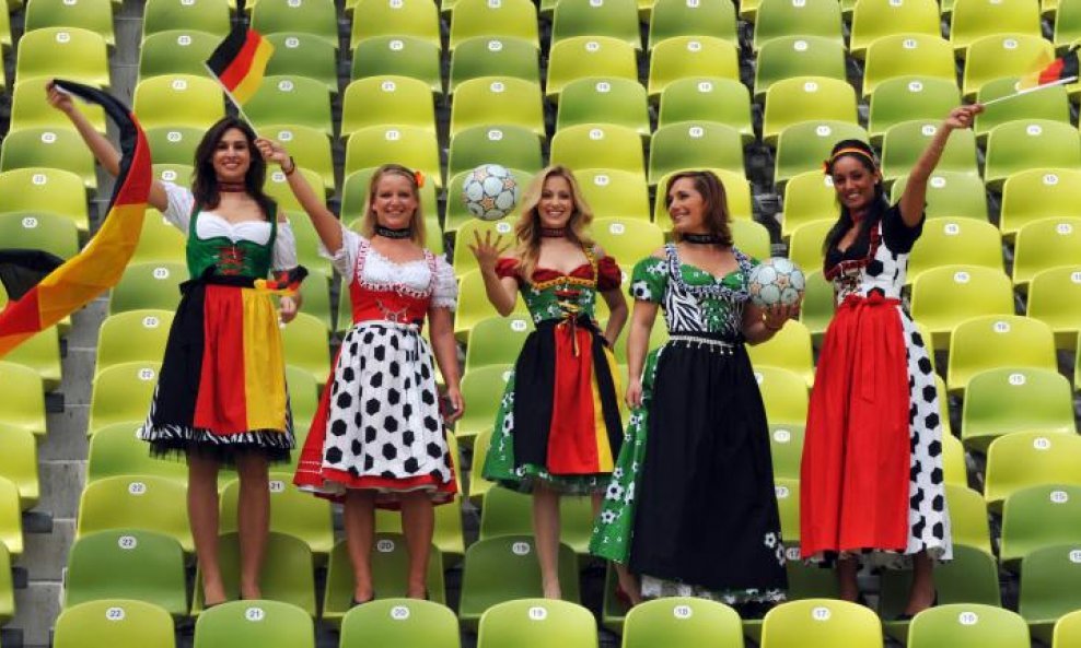 Njemačke navijačice u haljinama