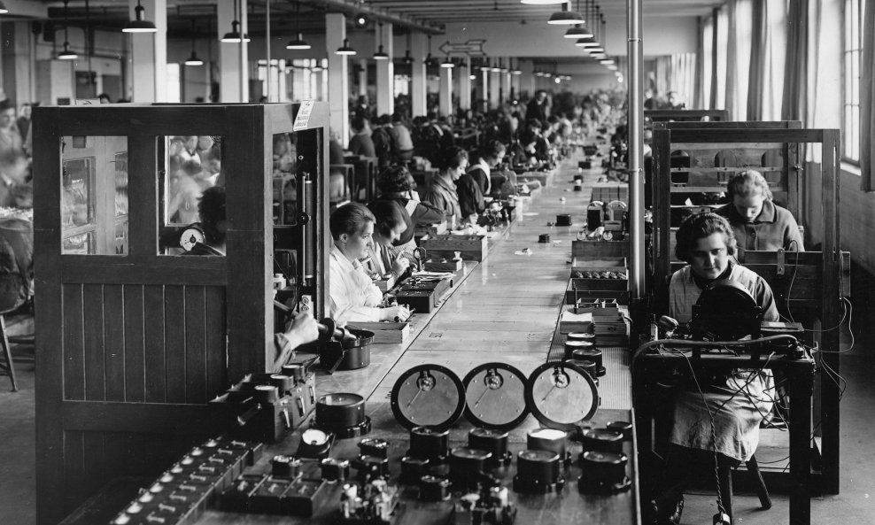 Rad u tvornici, 1928. godine