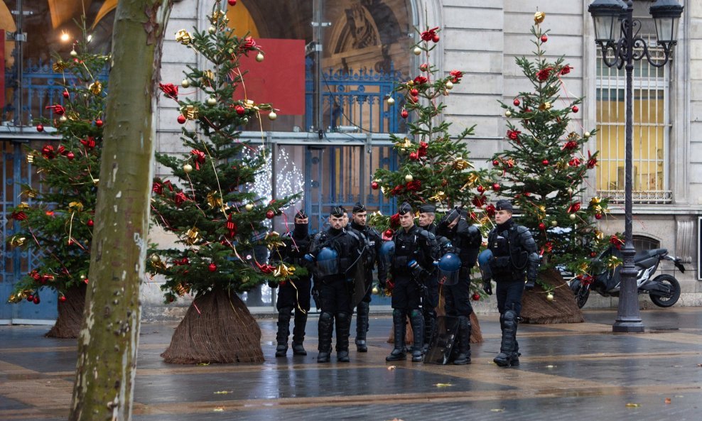 Francuska policija na ulicama Pariza