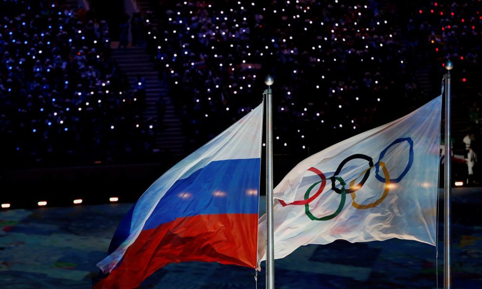 Ruska zastava pored olimpijske zastave