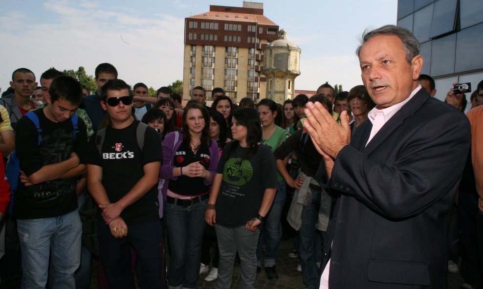 Gradonačelnik Vukovara Željko Sabo s učenicima