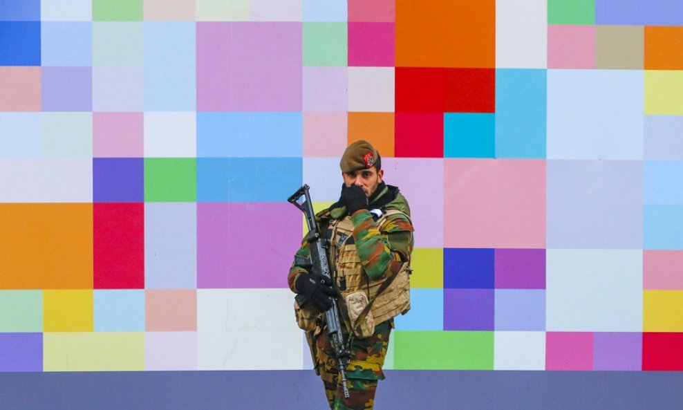 Teroristički napad u Parizu - belgijski vojnik ispred trgovačkog centra u Bruxellesu. REUTERS - Yves Herman