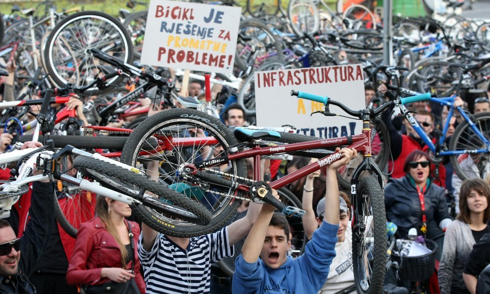 Zagrebački su biciklisti 2012. prosvjedovali zbog neuređenih biciklističkih staza