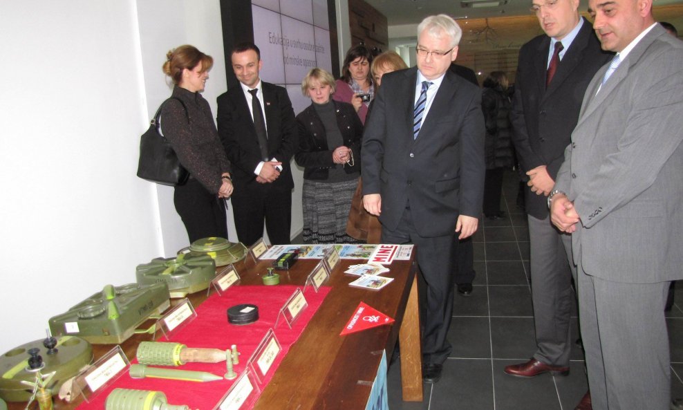 Josipović promatra mine