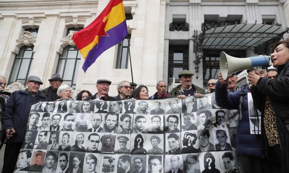 Prosvjed protiv premještanja Francovih ostataka / Arhiva