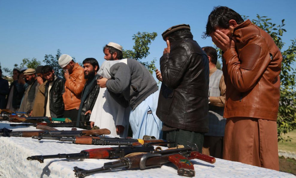 Talibani predaju oružje u Afganistanu