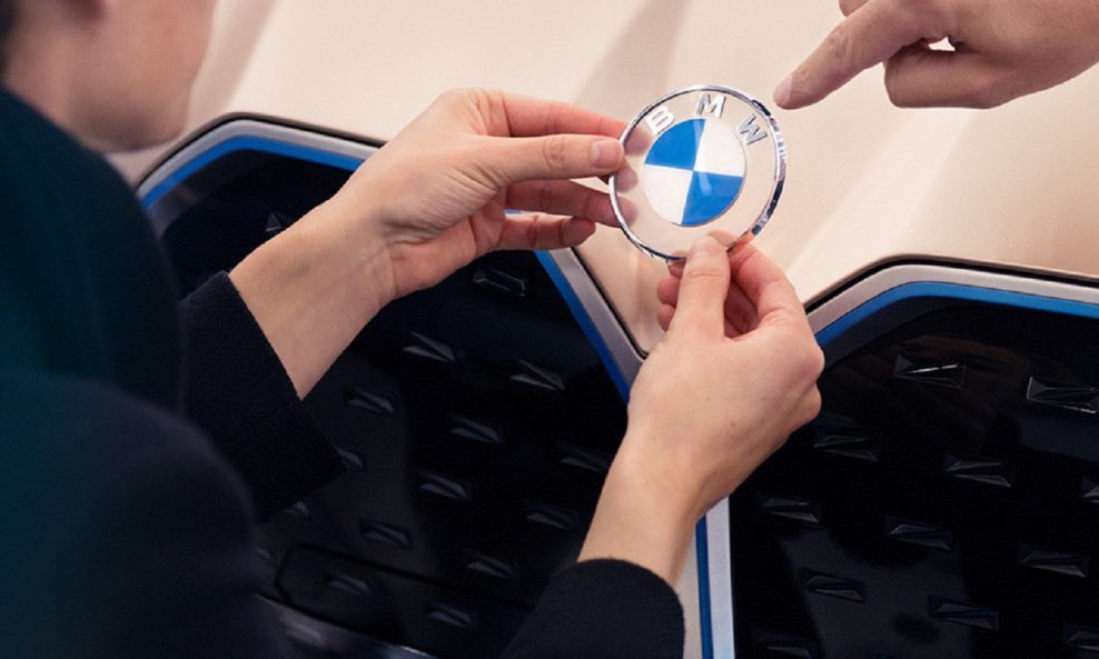 BMW je pokazao novi logotip na električnom automobilu Concept i4, a proizvođač automobila kaže da će se značka koristiti i uz postojeći logotip