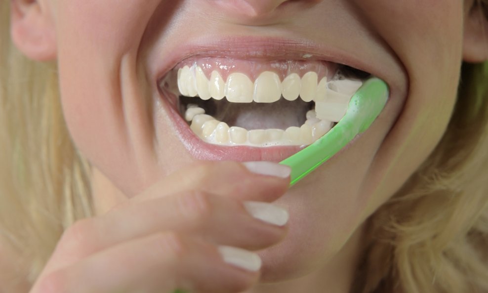 žena pere zube zubi pranje zubi