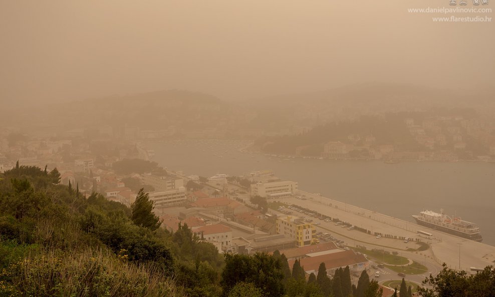 Oluja saharskog pijeska pogodila je Dubrovnik 2016., a fotograf Daniel Pavlinović tada nam je ustupio sjajne fotografije ove nepogode