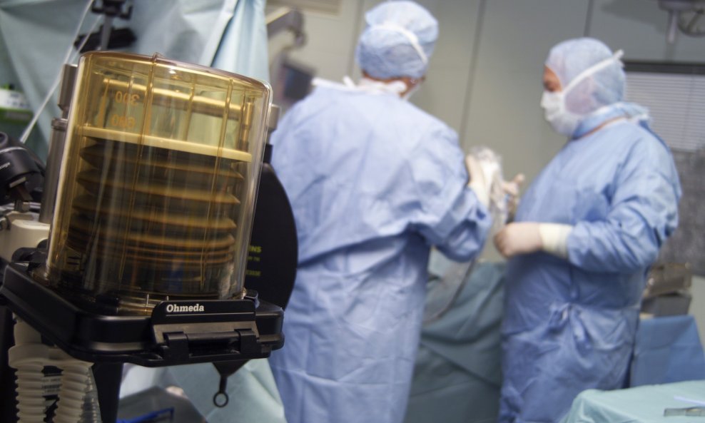 Kanadski anesteziolog dr. Alain Gauthier iz okružne bolnice Perth i Smiths Falls u Ontariju osmislio je način kako da nadomjesti kronični manjak ventilatora