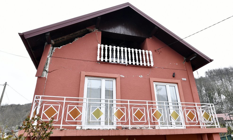 Oštećena kuća u epicentru potresa u Markuševcu