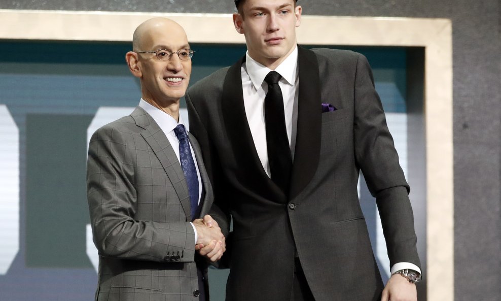 Komesar NBA lige Adam Silver i Luka Šamanić na draftu 2019. godine