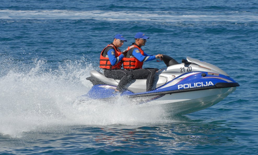 pomorska policija skuter
