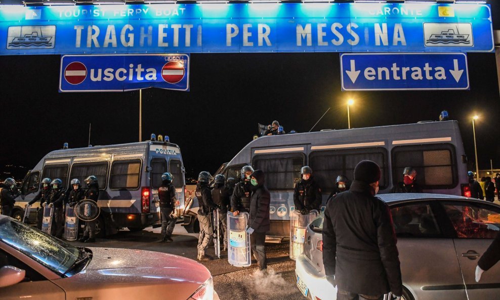 Oštre policijske kontrole trajekta za Siciliju često otežavaju i transport namirnica