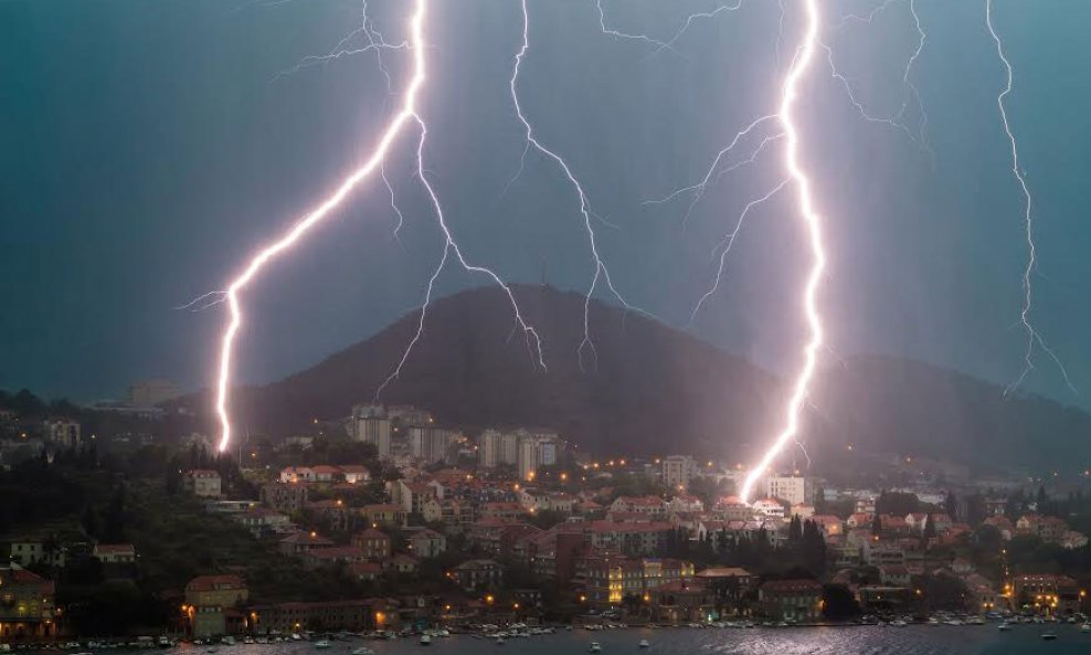 Prikazuje veliko grmljavinsko nevrijeme u Dubrovniku u lipnju 2014.
