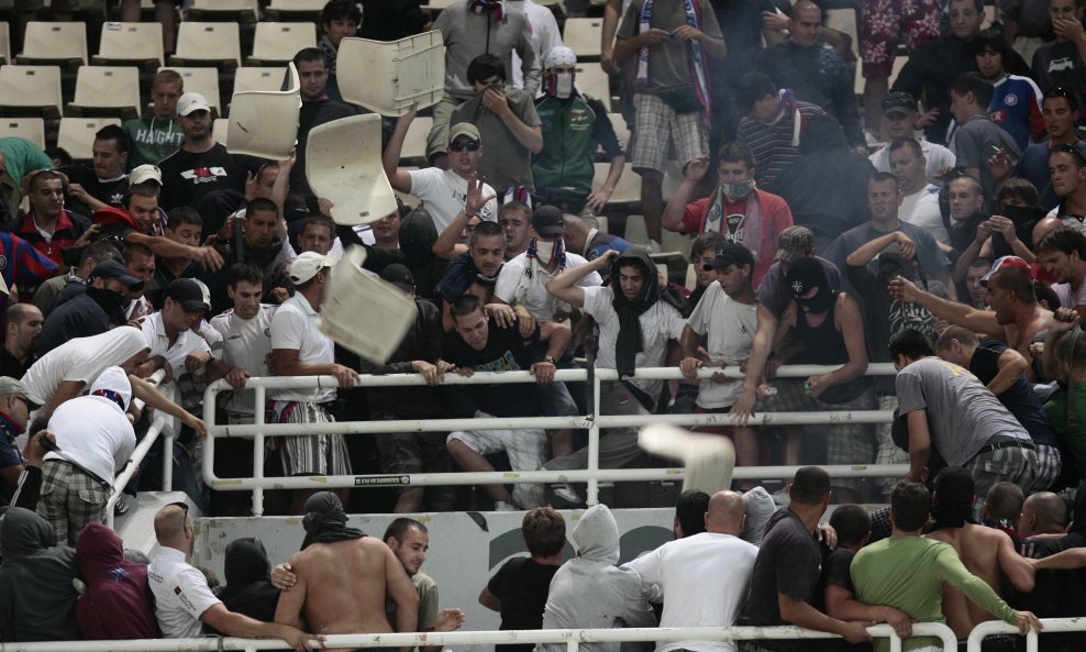 Sukob Torcide i policije na AEK-ovom stadionu