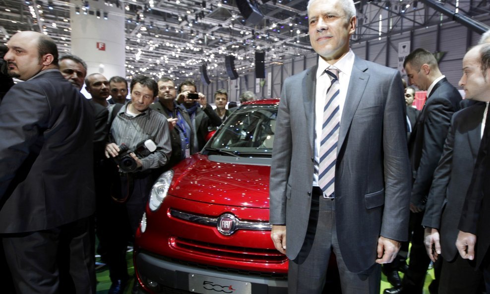 Boris Tadić raspoloženo pozira pored novog Fiata u Ženevi