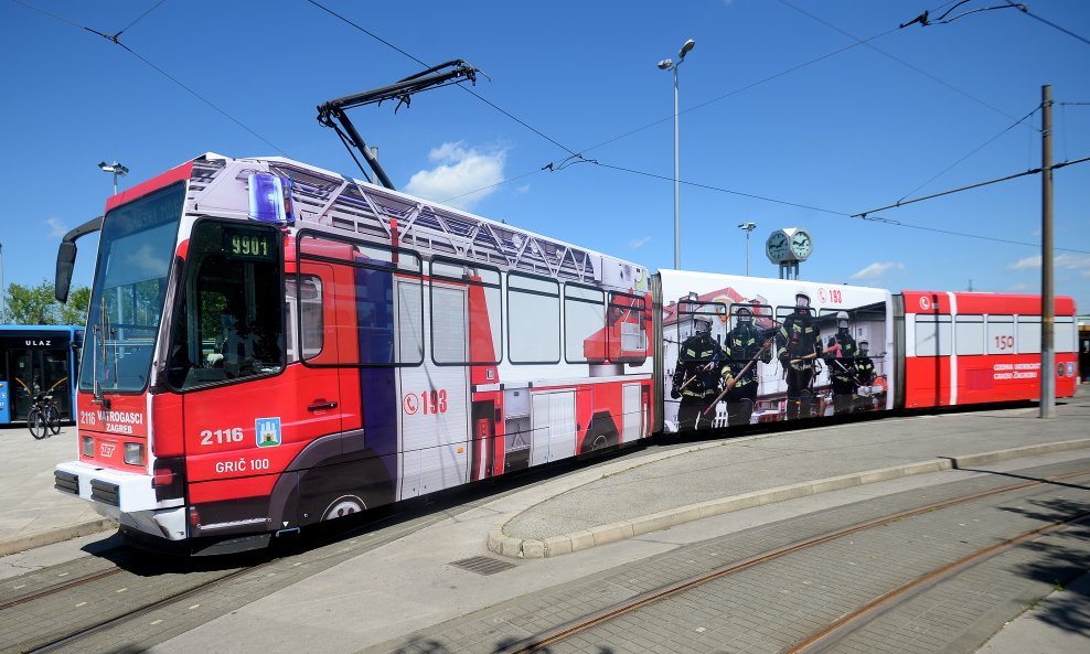 U promet je pušten tramvaj broj 7 koji povezuje Dubec preko Novog Zagre sa Savskim mostom