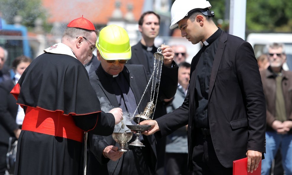 Kardinal Bozanić blagoslovio zamjenske križeve koji će biti postavljeni na katedralu