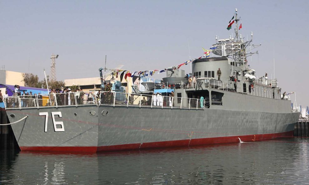 Arhivska fotografija / Iranska fregata Jamaran zaplovila je 2010., a u nedjelju je greškom potopila logistički brod Konarak
