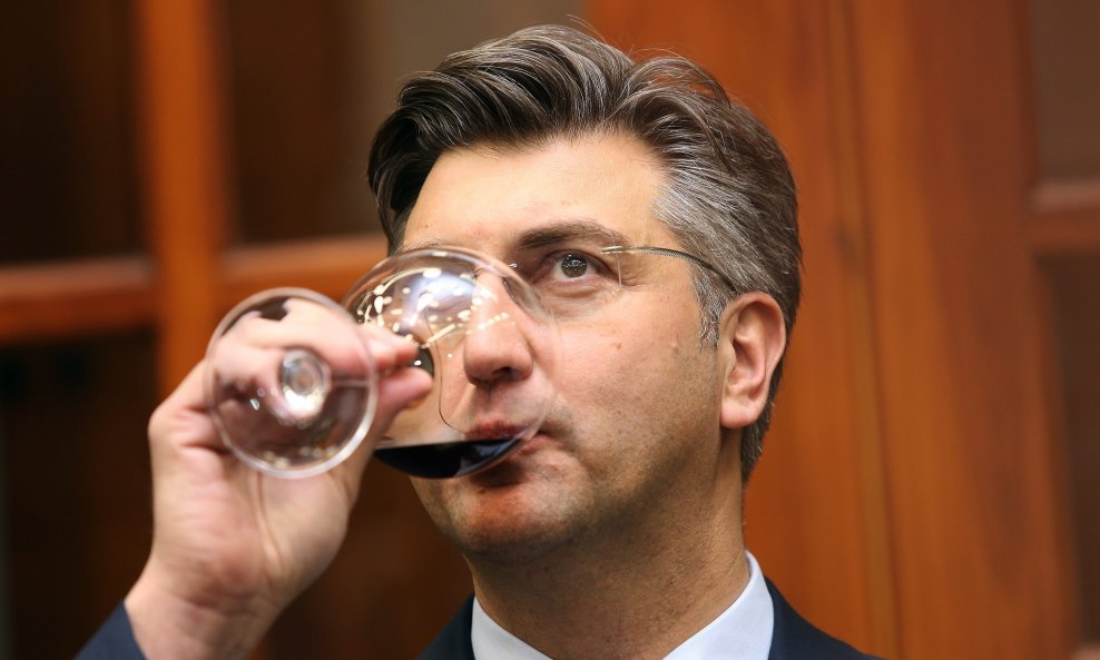 Andrej Plenković pije vino