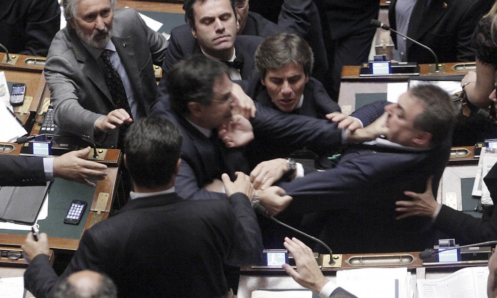 Tučnjava u talijanskom parlamentu
