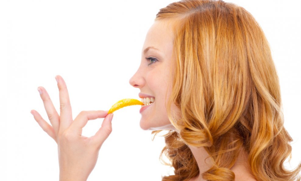 žena jede čips