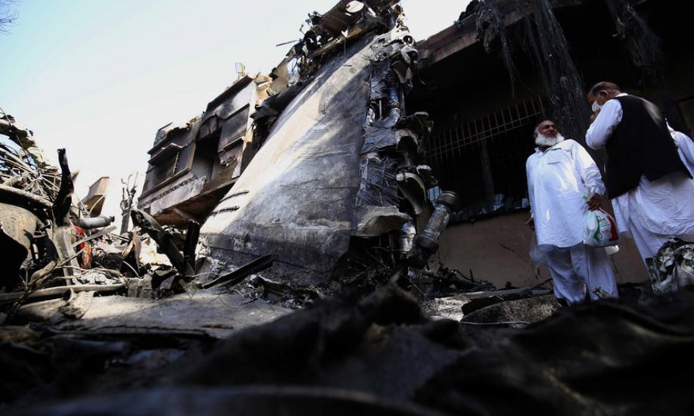 Dijelovi srušenog zrakoplova u Pakistanu