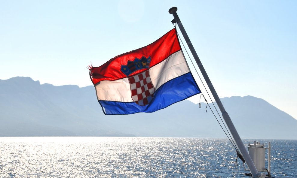 Hrvatska zastava jadransko more