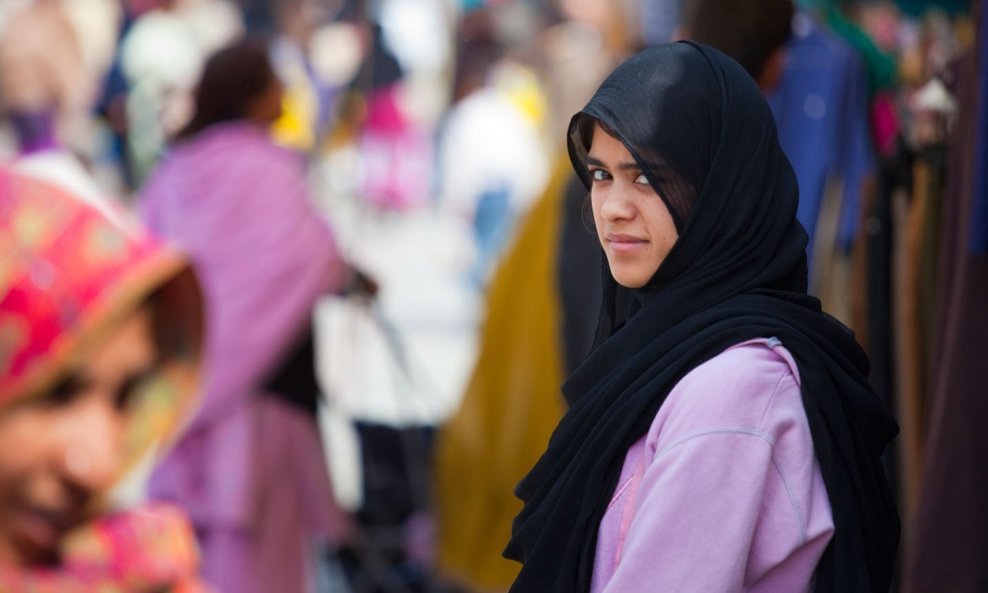 mlada muslimanka s hidžabom